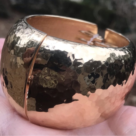 Gold cuff bracelet - Picture 2 of 7